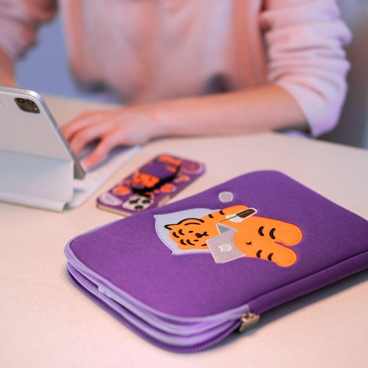 【MUZIK TIGER】Laptop/Tablet Pouch★Stay  [9.7-11inch] MUZIKTIGER】STAY HOME TIGER LAPTOP/TABLET POUCH 9.7~11 INCH